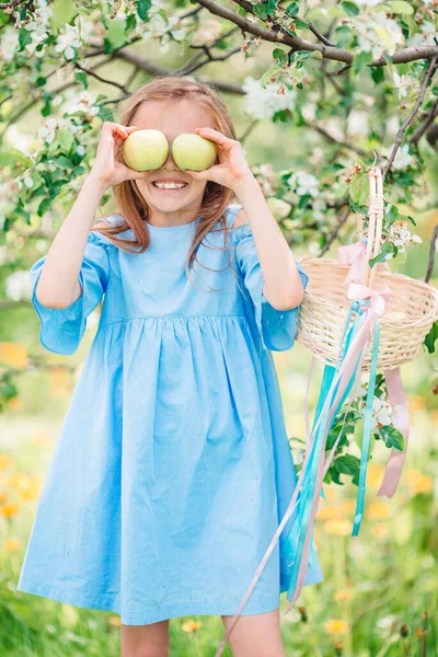 Adorable niña en el jardín de manzanas en flor en hermoso día de primavera —  Fotos de Stock