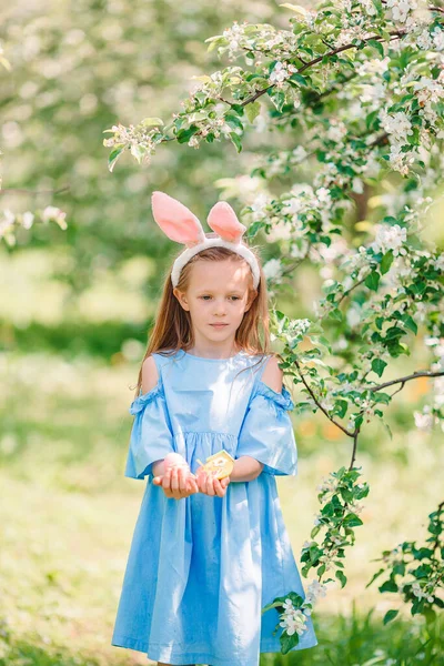 Adorável menina no jardim de maçã florescendo no belo dia de primavera — Fotografia de Stock