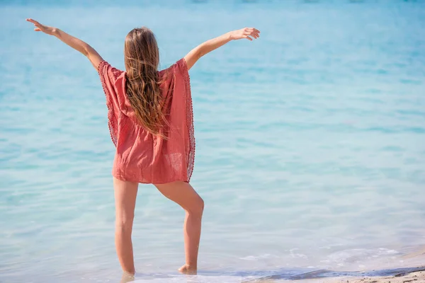 Underbar liten flicka ha kul på tropisk strand under semestern — Stockfoto