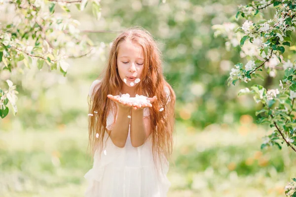 Adorable petite fille dans le jardin de pommes en fleurs sur le beau jour du printemps — Photo