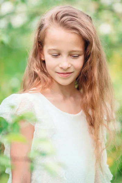 Adorable petite fille dans le jardin de pommes en fleurs sur le beau jour du printemps — Photo