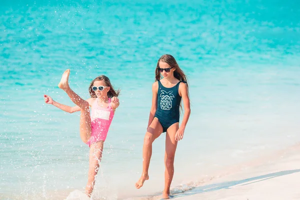 快乐的小女孩们在热带海滩玩得很开心. — 图库照片