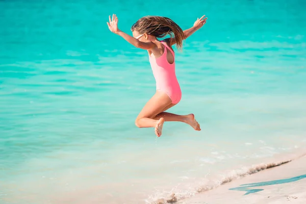 Underbar liten flicka ha kul på tropisk strand under semestern — Stockfoto