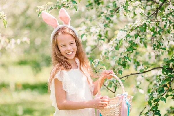 Adorable little girl in blooming apple garden on beautiful spring day — Stock Photo, Image