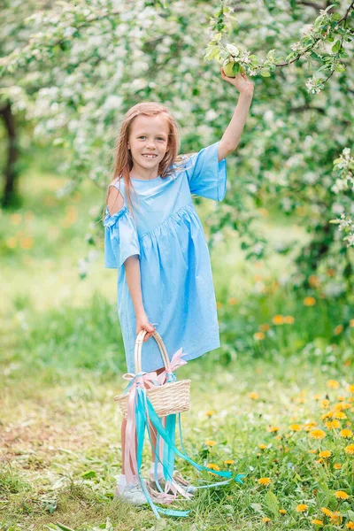 Adorável menina no jardim de maçã florescendo no belo dia de primavera — Fotografia de Stock