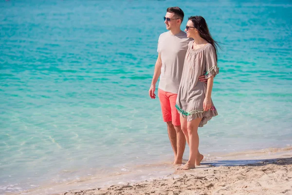 Junges Paar am weißen Strand während der Sommerferien. glückliche Familie genießt ihre Flitterwochen — Stockfoto