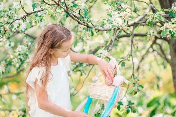 Adorável menina no jardim de maçã florescendo no belo dia de primavera — Fotografia de Stock