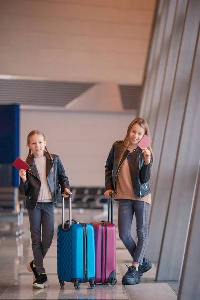 Liten unge på flygplatsen väntar på ombordstigning — Stockfoto