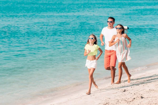 Feliz hermosa familia en unas vacaciones en la playa tropical — Foto de Stock