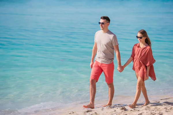 Niña y papá feliz divirtiéndose durante las vacaciones en la playa —  Fotos de Stock