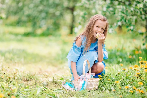 Urocza dziewczynka w kwitnącym ogrodzie jabłkowym w piękny wiosenny dzień — Zdjęcie stockowe