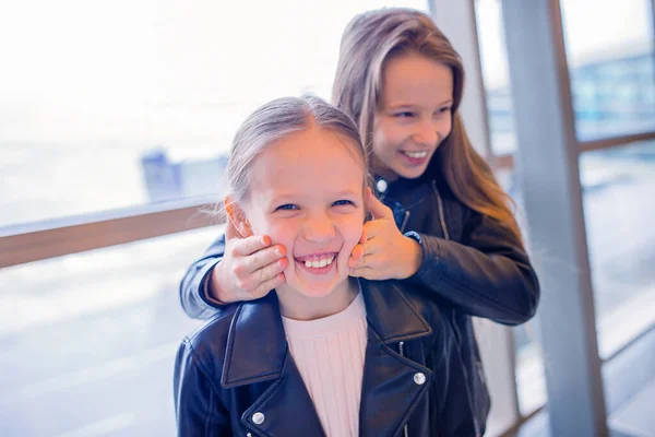 Kleines Kind am Flughafen wartet auf Boarding — Stockfoto