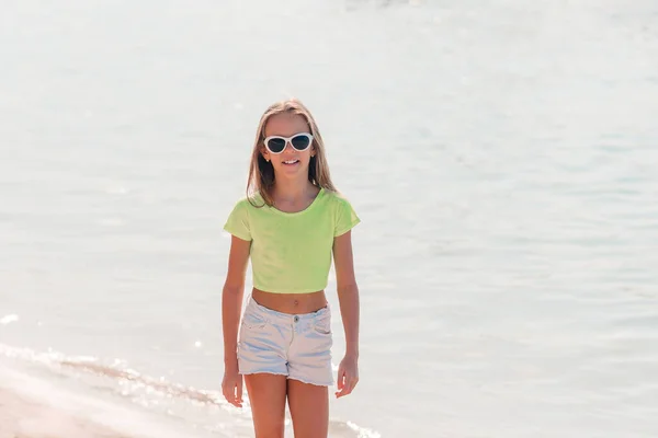 Adorabilă fetiță activă la plajă în timpul vacanței de vară — Fotografie, imagine de stoc
