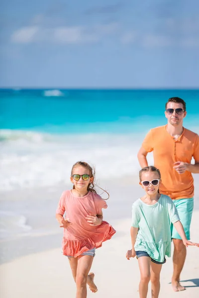 Padre e hijos disfrutando de vacaciones de verano en la playa —  Fotos de Stock