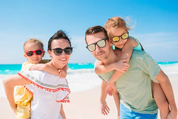 Jong gezin met twee kinderen op strandvakantie — Stockfoto