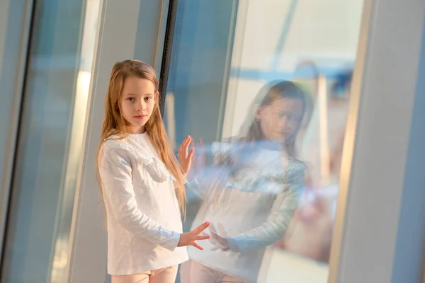 大きな窓の近くの空港の女の子搭乗を待っている間 — ストック写真