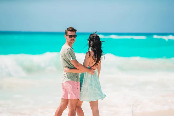 夏休みに白いビーチで若いカップル. — ストック写真