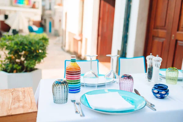 Sommer leeres Café im Freien in einem Touristenort in Italien — Stockfoto