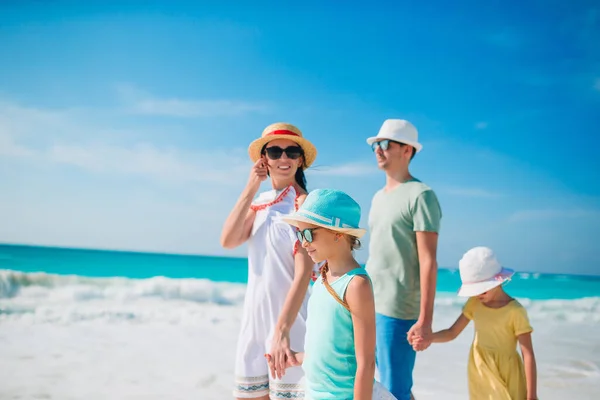 Família jovem com duas crianças em férias na praia — Fotografia de Stock