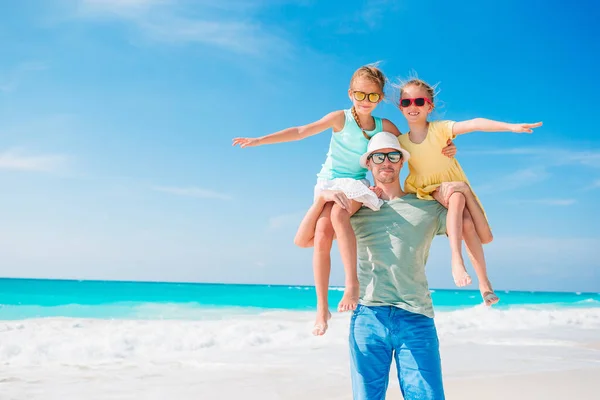 父亲和孩子们享受海滨暑假 — 图库照片
