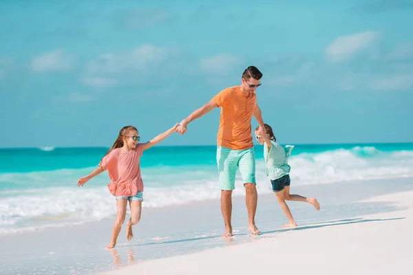 Vader en kinderen genieten van strandvakantie — Stockfoto