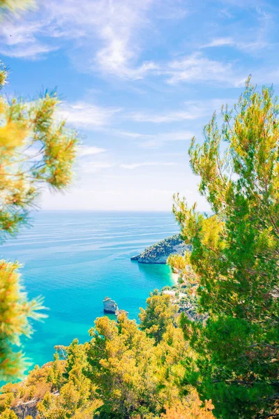배가 있는 아름다운 아늑 한 만 과 이탈리아의 맑은 청록색 물 — 스톡 사진