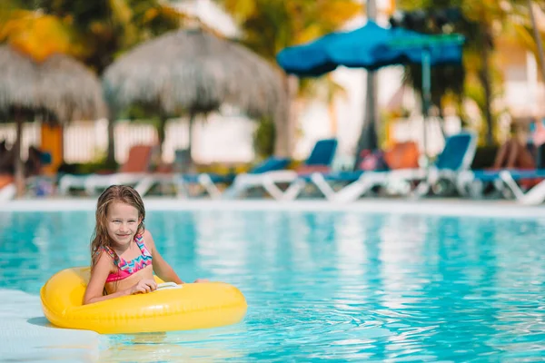 Adorable niña nadando en la piscina al aire libre —  Fotos de Stock