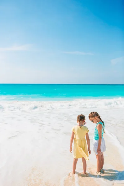 Děti mají spoustu zábavy na tropické pláži hrát spolu — Stock fotografie