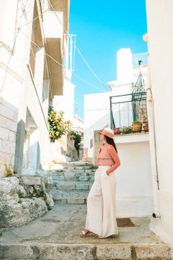 Kız turist dar sokakta açık havada yürüyor