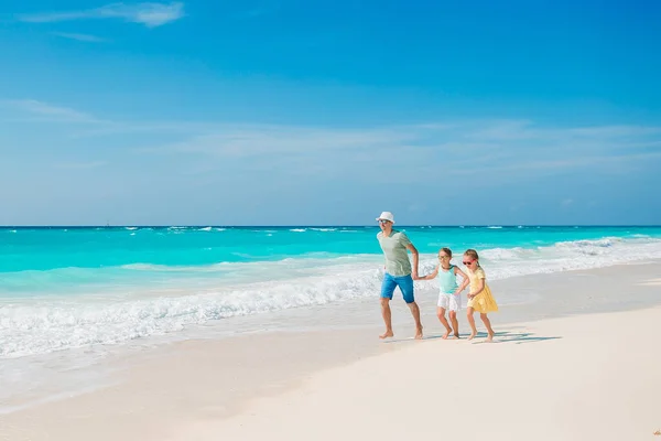 Apa és a gyerekek élvezik strand nyári vakáció — Stock Fotó