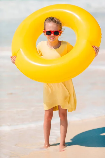 Adorable petite fille s'amuser sur la plage — Photo