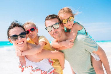 Genç aile tatilde çok eğleniyor.