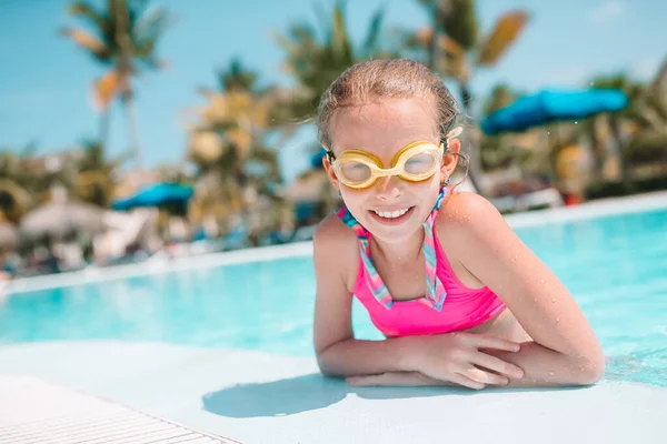 Schattig klein meisje zwemmen bij het buitenzwembad — Stockfoto