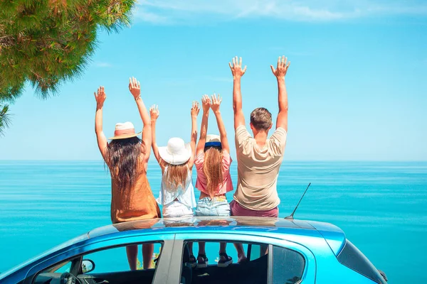 Літня поїздка на машині та молода сім'я у відпустці — стокове фото