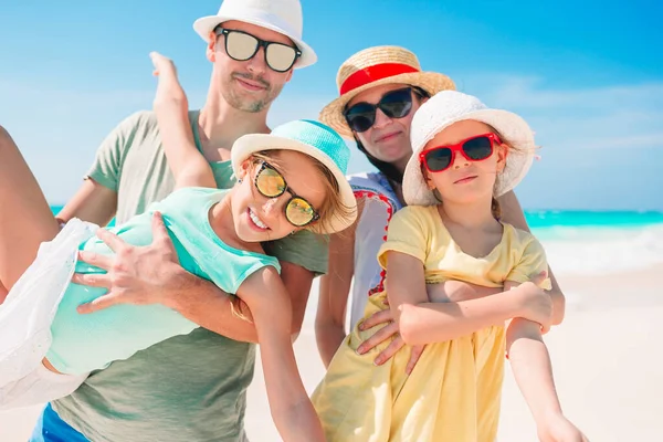 Joven familia de vacaciones tienen un montón de diversión — Foto de Stock