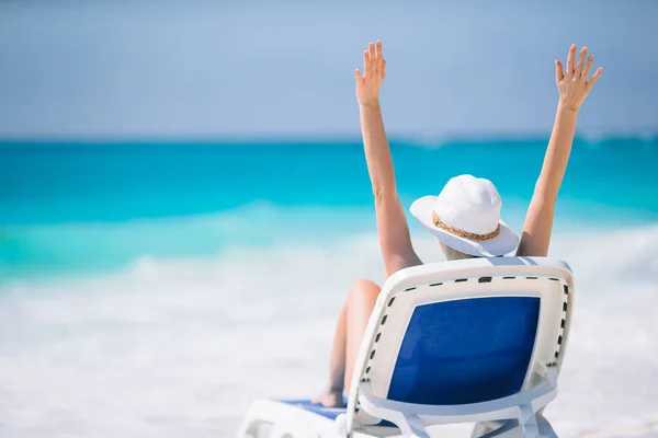 Jonge vrouw, genietend van de zon zonnebaden door perfecte turquoise Oceaan — Stockfoto