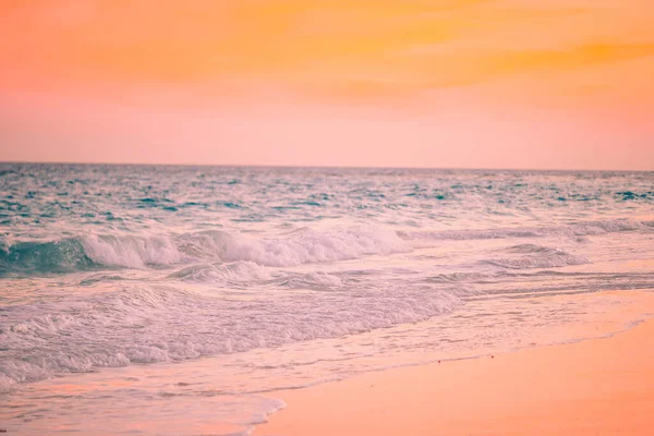 Erstaunlich schöner Sonnenuntergang an einem exotischen karibischen Strand — Stockfoto