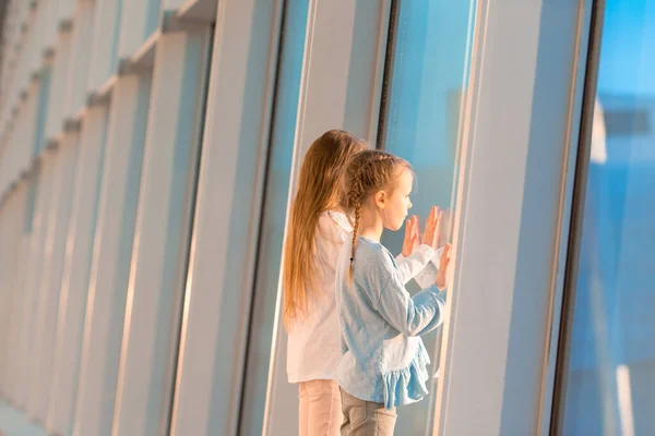 Kleines Kind am Flughafen wartet auf Boarding — Stockfoto