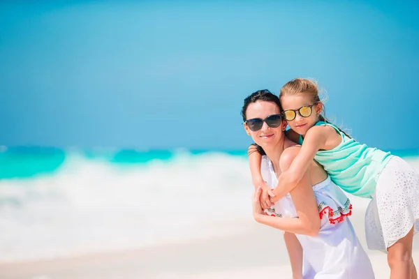 Güzel anne ve kız sahilde — Stok fotoğraf