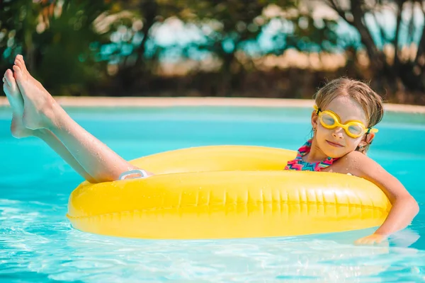 Schattig klein meisje zwemmen bij het buitenzwembad — Stockfoto