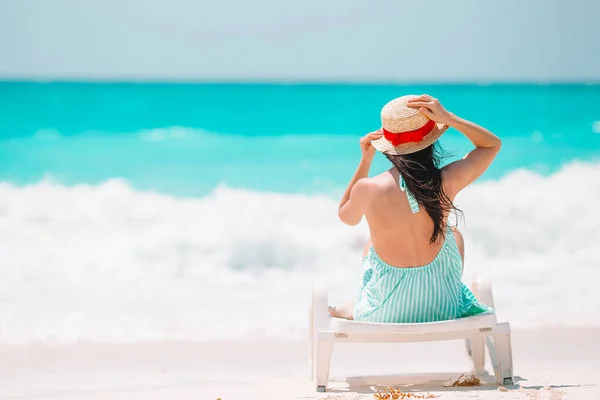 Молодая женщина наслаждается солнцем, купаясь в идеальном бирюзовом океане — стоковое фото