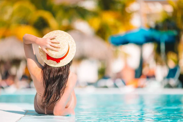 Vacker ung kvinna avkopplande i poolen. — Stockfoto