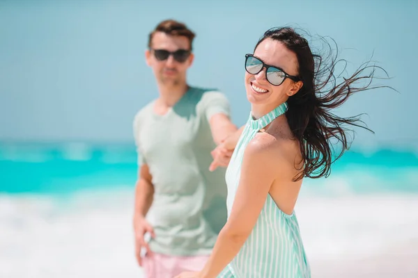 Young couple on white beach during summer vacation. — Stock Photo, Image