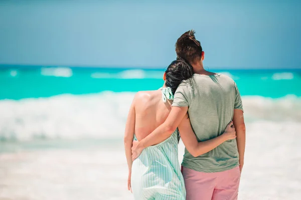 Jeune couple sur la plage de sable blanc pendant les vacances d'été. — Photo