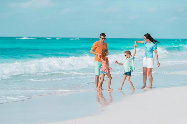 Junge Familie mit zwei Kindern im Strandurlaub — Stockfoto