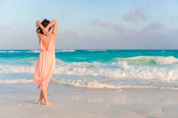 Žena leží na pláži a užívá si letní prázdniny při pohledu na moře — Stock fotografie