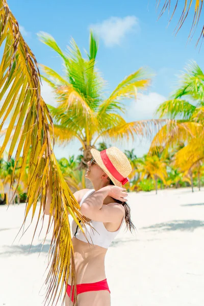 Frau liegt am Strand und genießt den Sommerurlaub mit Blick aufs Meer — Stockfoto