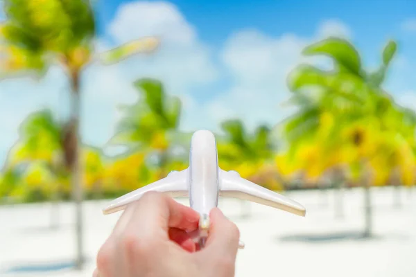 Petit avion jouet blanc sur fond de mer turquoise — Photo