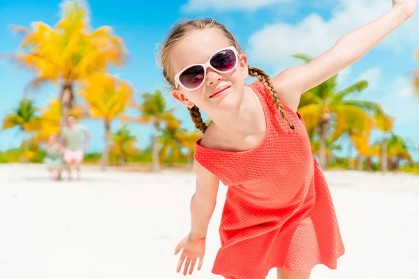 Primo piano di adorabile bambina durante le vacanze al mare divertendosi — Foto Stock