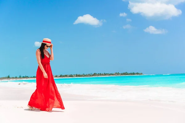 Молодая девушка в красивом красном платье фоне моря — стоковое фото